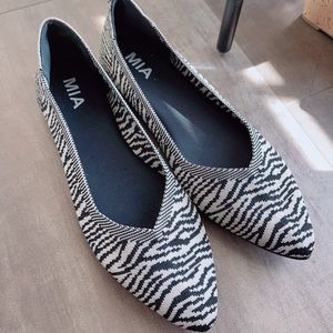 Brand new shoes, knit material, very comfortable